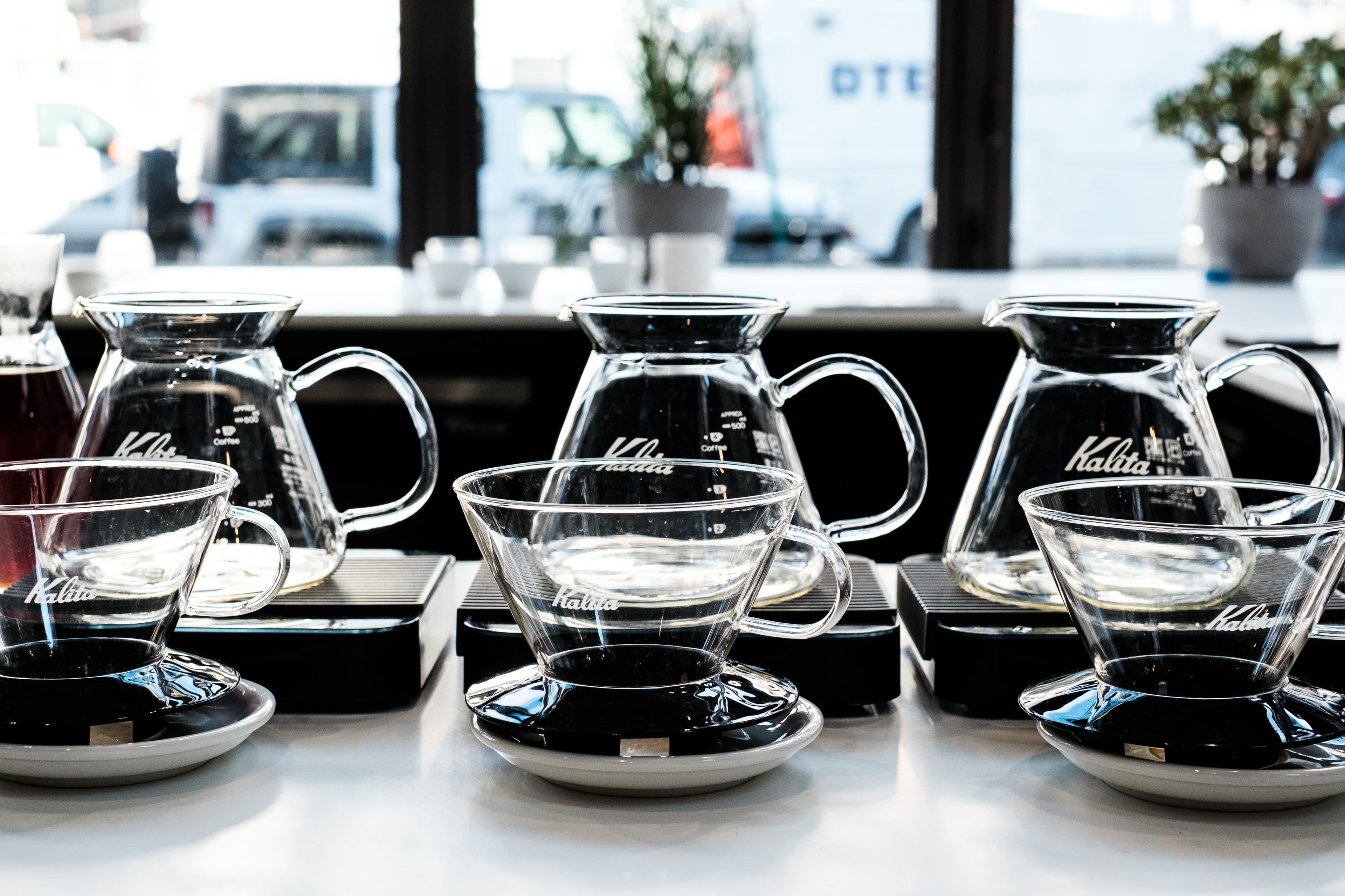 Making coffee with the Kalita Wave